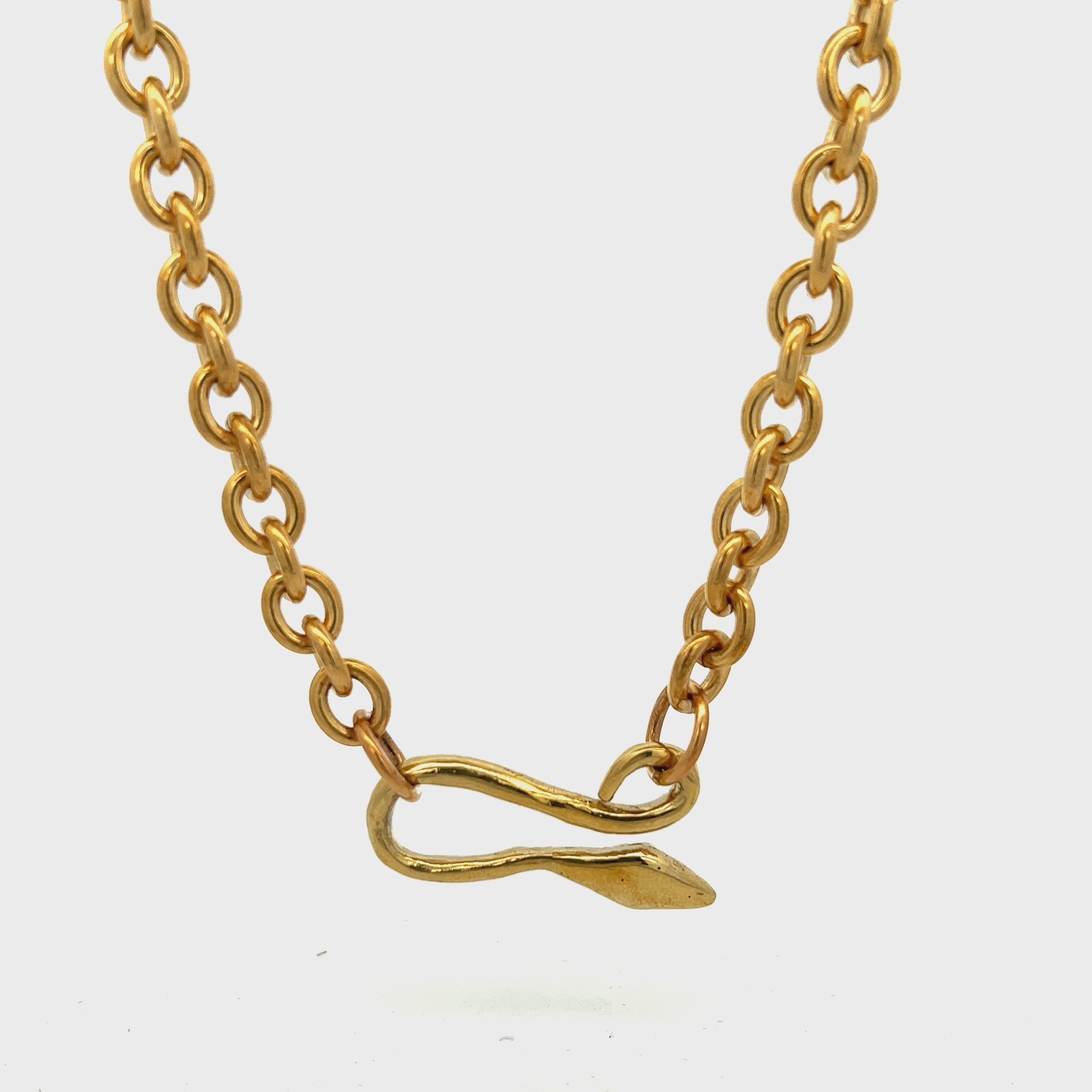 snake clasp chunky chain necklace__2023-07-15-13-25-36.mp4