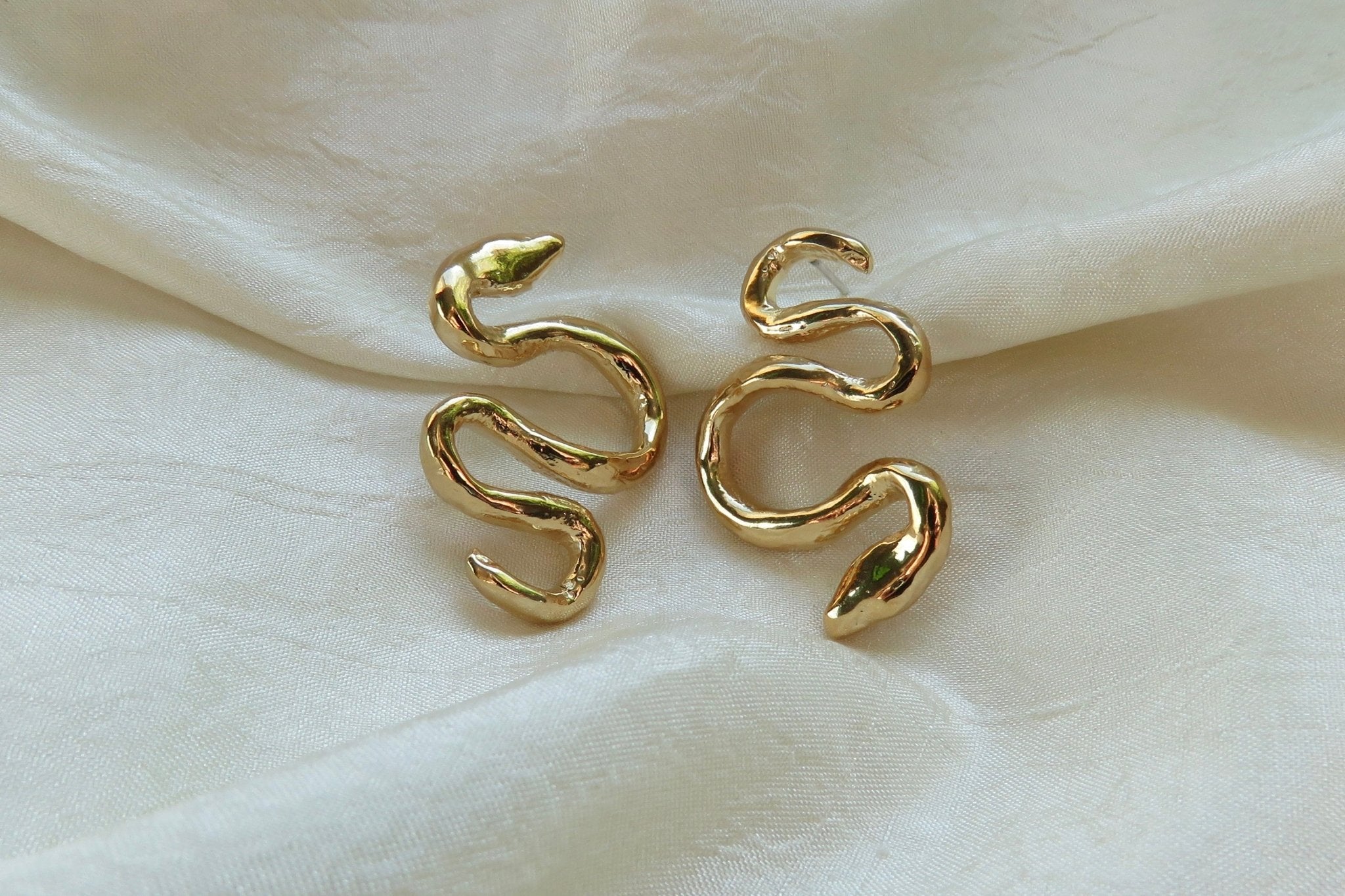 Serpent Kiss Earrings - Dea Dia